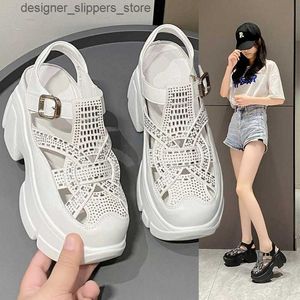 Sandaler 2024 New Style Womens Spring and Summer Casual Sport Thick Bottom Rhinestone Wrap Head Roman Woman Beach Sandaler Gratis frakt Q240511