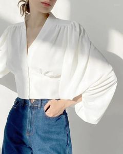 女性用Tシャツエレガントな白いVネックブラウス秋の気質ランタンスリーブスリムファッション長袖のトップボタン