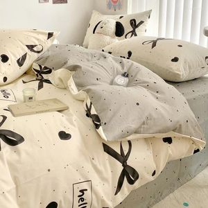 Bedding Sets Cute White Black Bow Knot Set Polyester Fibre Bed Linen Soft Quilt Cover Sheet Simple Bedspread Girl Adult Home Textiles