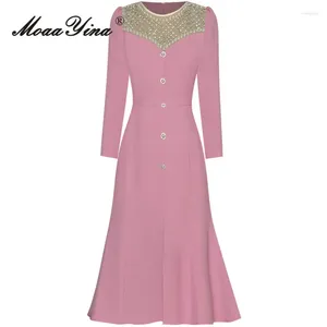 カジュアルドレスMoaayina Summer Fashion Designer Pink Vintage Party Dress Women'sOネックダイヤモンドビーズボタンハイウエストスリムスリットミディ