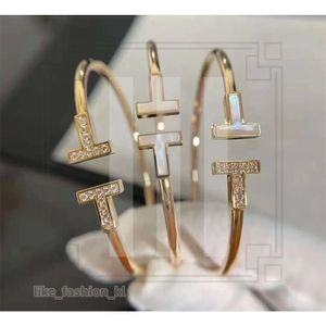 Дизайнерский браслет высококачественный TiffanyJewelry Double T Bracelet Emecloplated 18k Rose Gold White Fritillaria Full Diamond Fashion для женщин 518
