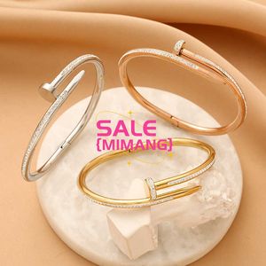 Designer -Cartres Bracelet Light Luxus cooler Stil Mode und fortgeschrittenes Gefühl vielseitiger Eröffnungshanddekoration Set neue einfache 18k Gold RER3