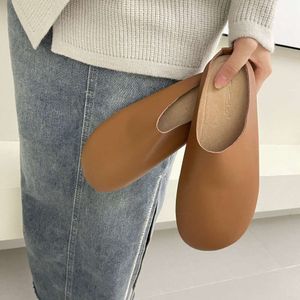 Nära tå tofflor för kvinnors damer mode 2024 sommar loafers kvinnliga loafers inomhus utomhusskor sandaler nya solbränna trend Brown 24