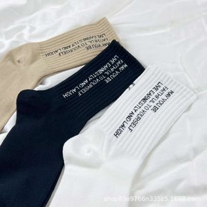 Herrstrumpor 23SS NICHE DESIGN SOCKS MENS OCH WOMENS MEDIAL LÄGRE SKRIGA LETTERS AB Sportkalv Långa strumpor Ins Samma stil