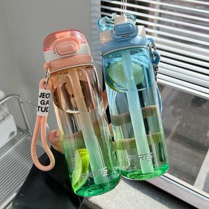 Бутылки с водой Градиент Пластиковый чашка на открытом воздухе в фитнес