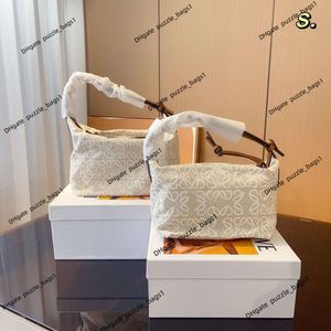 ハイエンドブランドシングルショルダーアンダーアームバッグ女性のハンドバッグ財布クラシックキャンバス刺繍キューブトートバッグスタイリッシュなデザインポータブルハンドヘルド大容量ベントバッグ