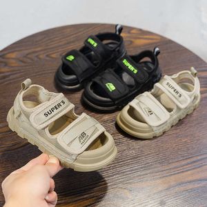 Sandaler 2023 Nya trendiga barns sommar Baotou Student Kvinnlig anti Slip Soft Sole Beach Shoes Boys H240510