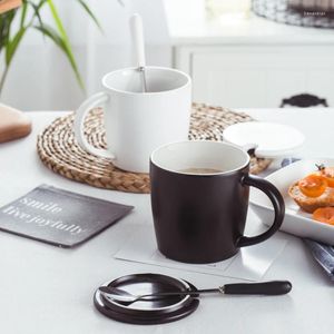 Mugs European Ceramic Mug Simple And Creative Black White Couple Cup Coffee Flower Tea With Lid