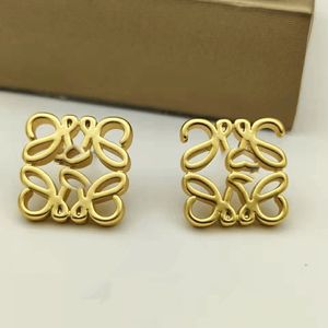 Modne złoto kolczyki Tytan Stalowe Kolczyki Wysoka wersja Let LIST L Kobiet Designer Luksusowe prezenty Not Fade Gold Biżuteria