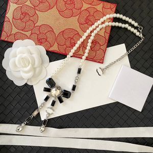 Lyxdesigner smycken hänge halsband fashionabla varumärkesbrev hänge halsband mässing pärla kedjor tröja kedja par bröllop mode b953