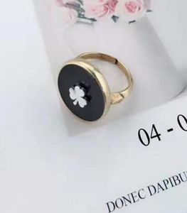 العلامة التجارية الجديدة عالية الجودة للأزياء شامروك تيتيان الصلب خاتم الصلب للموضة التي تأتي مع هدايا مع مربع set2150907