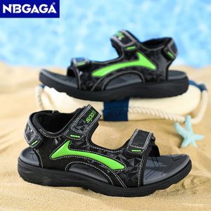 Atmungsaktiven Kinderkinds Sommer -Jungen Leder Sandalen Sportschuhe Nonslip Kinder flacher Kinder Beach komfortabler ungezwungener Sandalien 240511