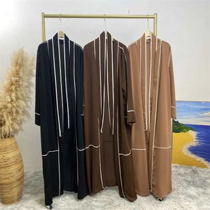 Etniska kläder Mellanöstern Dubai Muslimska kvinnor Fashion Womens Dress Arab Turkiet Kontrast Färg Striped Cardigan Islamic Hot Cardigan Robe T240510