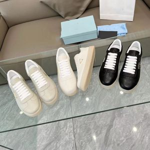 Słynna marka Lane Women Men Sneakers Buty skórzane ziarna nagie czarne trenerzy Człowiek komfortowy