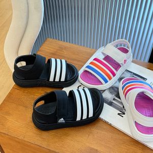 Sandaler 2024 Sommar Nya barns pojkar Lätt kardborrstrandskor Girls Casual Sports H240510