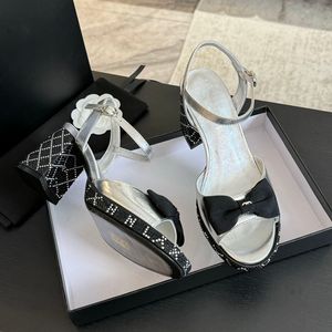 Kvinnors slingbacks sandaler designer lambskin chunky klackar 8 cm klänning sko med strass bowknot bröllop sko justerbar ankel spänne casual sko silver fritid sko