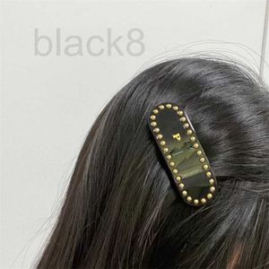 ヘアクリップバレットデザイナーブラックアンドゴールドレターヘアクリップは絶妙な耐久性のあるエレガントなファッショナブルなエレガントなヘアアクセサリーです。