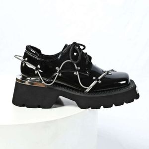 Svart modeplattform för äkta läder casual promenadskor metall dekoration chunky häl kvinnor designer loafers