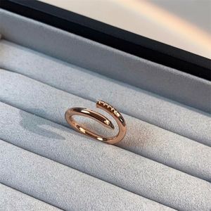 Anel de amor Rings Designer para mulheres Anel de luxo Diamantes de tamanhos multi -tamanhos de prata Ring de manguito de metal requintado da moda retro da moda dos namorados do dia dos namorados ZL015 C4