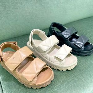 Summer Beach Sandale Femme Blakc White Pink Nappa Кожаная квартира Sandal Luxural Casual Shoe Женщина -дизайнерская тапочка Slidper Walkman Loafer Sliders Bool Gladiator Mule Slide