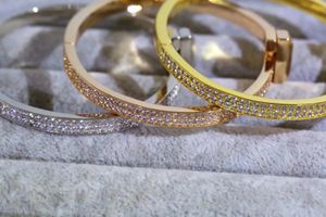 Nuovo Bracciale a doppia fila intarsiata europea e americana da uomo e da donna in acciaio in acciaio a doppia fila