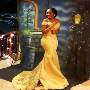 2020 Nya afrikanska gula sjöjungfrun prom klänningar från axel satin spetsar applikationer kristall pärlast sexig arabisk lång fest kväll klänningar bär 258a