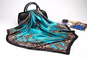 Halsdukar mode leopardtryck för kvinnor röd siden satin hijab halsduk kvinna 9090 cm lyxig fyrkantig sjal pannband halsdukar damer6946761