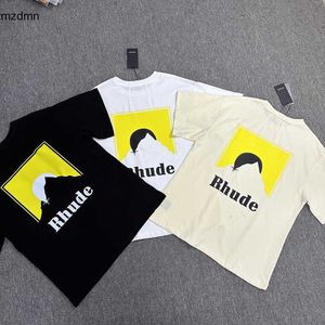 Mens Tshirts American Rhude High Street T 셔츠 패션 브랜드 브랜드 노란색 일몰 차트 편지 인쇄 캐주얼 느슨한 짧은 슬리브 Tshirt Unisex Summer Wholesale