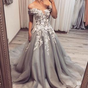 2020 Novos vestidos de noiva cinza prateados vintage fora do ombro Apliques de renda Tulle Uma linha Vestidos de noiva Var