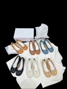 Tabi Ballerina Sandals 디자이너 신발 여성 발레 신발 반 캐주얼 신발 발레 플랫 양모 송아지 가죽 댄스 캐주얼 신발