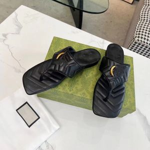 Designer glider kvinnors dubbla g thong sandal chevron thong sandal flip flop toffel dubbla bokstäver mönster ränder gummi spänne gröna röda sommarstrandskor 5.9 06