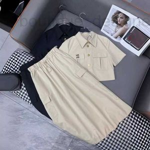 İki parçalı elbise tasarımcısı markası Shenzhen Nanyou 2024 Erken Bahar Kısa Kollu Sinemeli Slim Fit Shirt İş Giyeri Tarzı Yarım Etek Moda Seti Parçaları Il6s