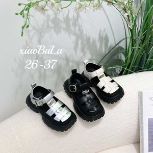 Sandals 2024 Summer New Childrens Shoes Non Slip Girls Princess Little Leather with Sole Sole و Hollow H240510