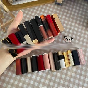 Maquiagem de alta qualidade Lipstick de amostra fosco de batom 20 cores com número da série Tubo de alumínio Tubo preto cetim Nova embalagem