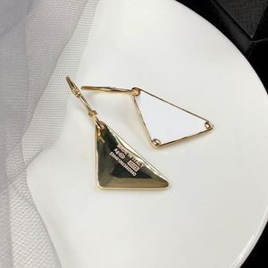 Stud 2022 Neue Dreieck -Ohrringe für Frauen Luxusdesigner Mode Ohrstudelde Schmuckgeschenke 289f