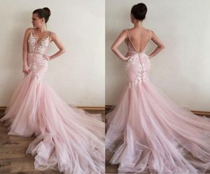 Elegant Blush Pink Deep V Hals Prom Abend Kleider Party formelle Kleider Spitzen Applikat Tüll Court Zug Rüschen Rückenfreier billiger Desi2879869