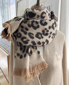 S1902 Новые зимние женщины 039S Шарф кисточки с леопардовым шарфом.