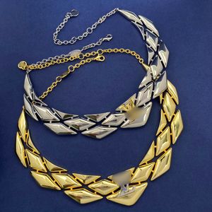 Designer di alta qualità di lusso europeo e americano Triangolo di moda diamante metallo fluido collana collana elettroplata in oro 18k collana oro collare L43