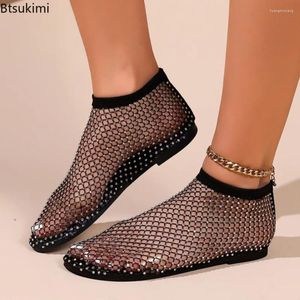 Scarpe casual 2024 Sandali a fondo piatto per diamanti di lusso da donna Sandati a terra grottata di punta rotonda stivali corti mesh sexy festa femmina