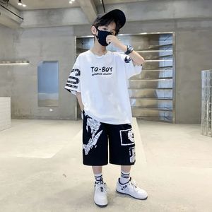 男の子の夏のトレンディなカジュアルスポーツ2PCS TSHIRTSPANTSスーツ314年10代のヒップホップスタイルファッション衣装セット240428