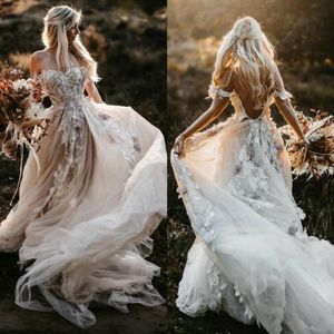 2020 Bohemiska bröllopsklänningar från axel 3D Flower Appliced ​​Brudklänningar En linje illusion Tulle Beach Wedding Dress 287s