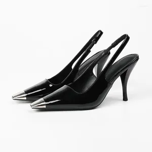 Sandals Sumals Sapatos altos femininos de costas pretas vazias de metal de dedão sexy steletto salto versátil