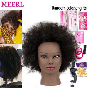 Głowy manekinowe afro głowa prawdziwa ludzka fryzjerka afrykański salon treningowy modelu makijażu makijaż tkany kształt Q2405101