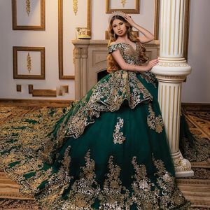 Emerald Green Off the Shoulder Quinceanera Dress Ball Gown Gold Lace Applique Pärlor Tull Corset Sweet 16 Vestidos de 15 Anos