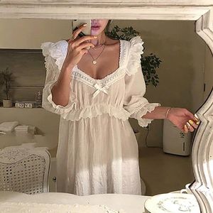 Lässige Kleider Frauen 2024 Frühlings- und Herbstkleid weißer Spitzenquadrathals -Prinzessin Pyjamas Retro Ladies süß