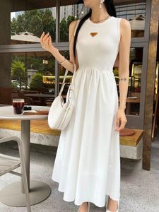 여성용 디자이너 드레스 PRD 삼각형 로고 장식 슬림 한 흰색 민소매 드레스 고품질 피부 친화적이고 편안