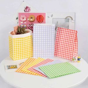 Embrulhe de presente estilo misto e sacos de papel colorido artesanato de couro liso Pacote decorativo DIY Bolsa de presente de cliente fofa aniversárioq240511