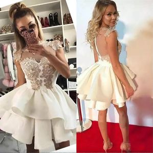 Klänningar blygsamma besättningsnivåer Graduation Dresses Satin Applique Arabic Cocktail Short Prom Dress Party Club bär hemkommande klänningar