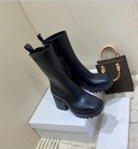 2021 Mulheres Betty Boots Pvc Borracha Borda Plataforma Kneehigh Bot de chuva Alta Black Welly Shoes Welly Shoes Outdoor Rain Shoes High He5942183