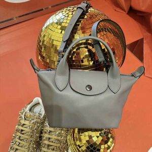 Nuova mini mini gnocchi in pelle Xtra di alta qualità con una borsa a tracolla con spalla da donna regolabile